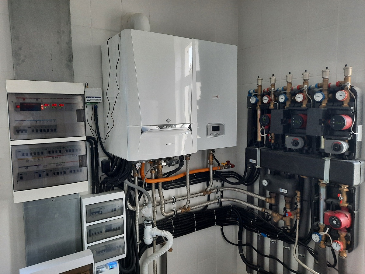 Частный дом с отдельным зданием и тепловым пунктом в Лен. области